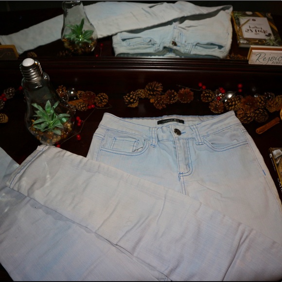 Comfy Jeans w/ Stretchy Material - Picture 2 of 4